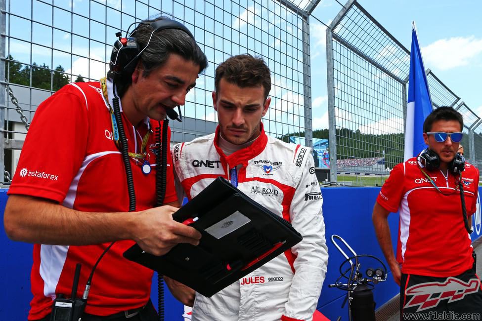 Jules Bianchi repasando la estrategia con su ingeniero