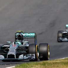 Nico Rosberg lidera por delante de Lewis Hamilton