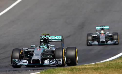 Nico Rosberg lidera por delante de Lewis Hamilton