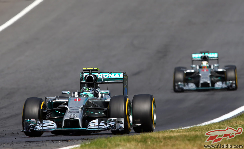 Nico Rosberg lidera por delante de Lewis Hamilton