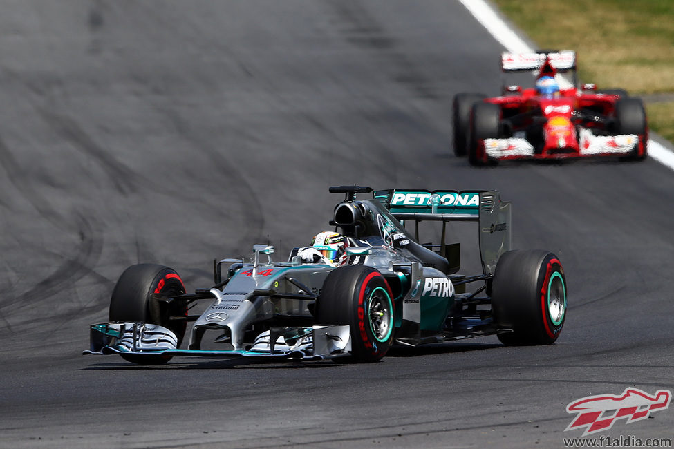 Lewis Hamilton arrancó con el superblando