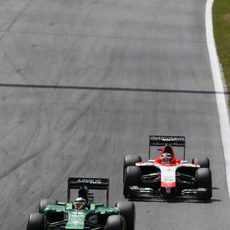 Kamui Kobayashi manteniendo una dura batalla con Max Chilton