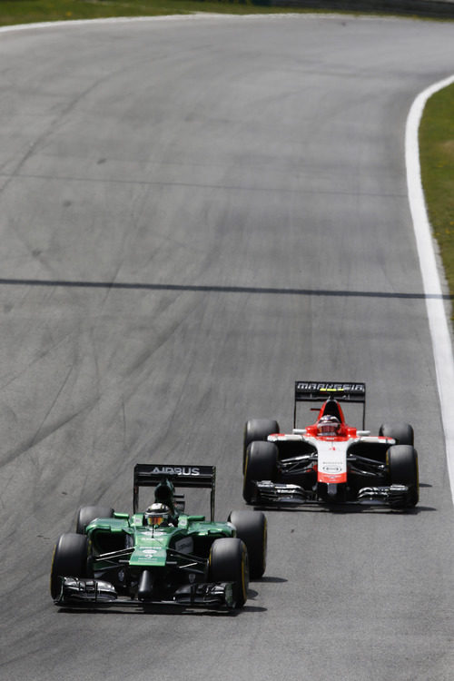 Kamui Kobayashi manteniendo una dura batalla con Max Chilton