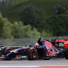 Daniil Kvyat, antes de abandonar en Austria