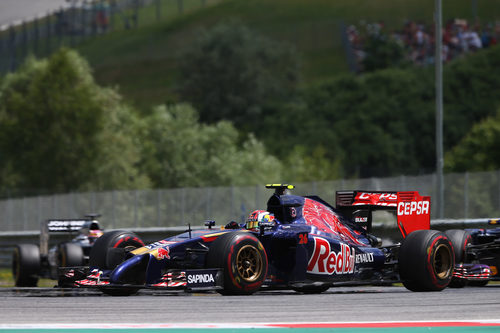 Daniil Kvyat, antes de abandonar en Austria