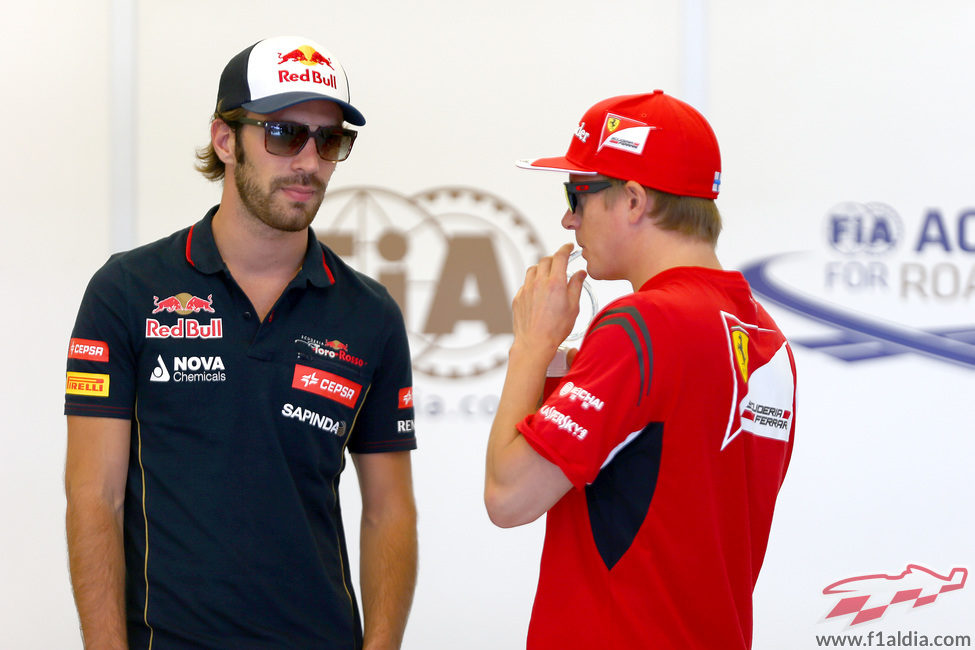 Jean-Eric Vergne y Kimi Räikkönen charlan antes de la carrera