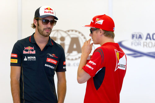 Jean-Eric Vergne y Kimi Räikkönen charlan antes de la carrera