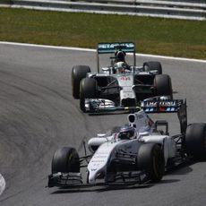 Valtteri Bottas conteniendo a Lewis Hamilton detrás