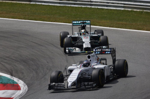 Valtteri Bottas conteniendo a Lewis Hamilton detrás