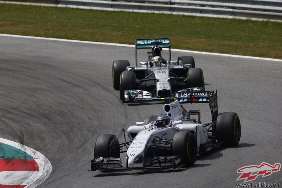 Valtteri Bottas conteniendo a Lewis Hamilton detrás