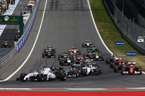 Felipe Massa primero en la salida del GP de Austria