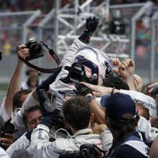 Valtteri Bottas celebrando con el equipo su buen resultado