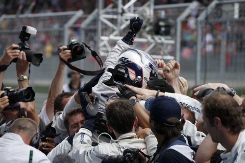 Valtteri Bottas celebrando con el equipo su buen resultado