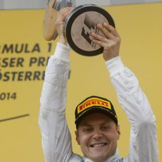 Valtteri Bottas levantando su trofeo