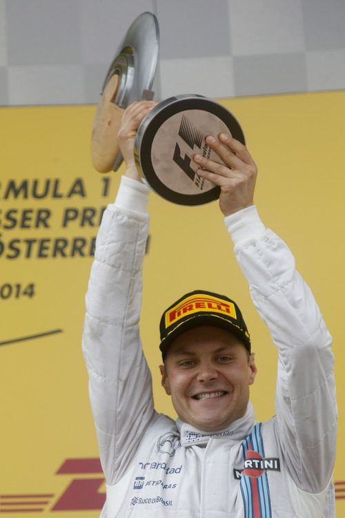 Valtteri Bottas levantando su trofeo