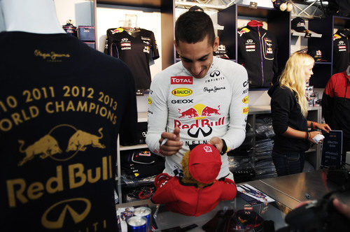 Sébastien Buemi dedicó tiempo a los fans