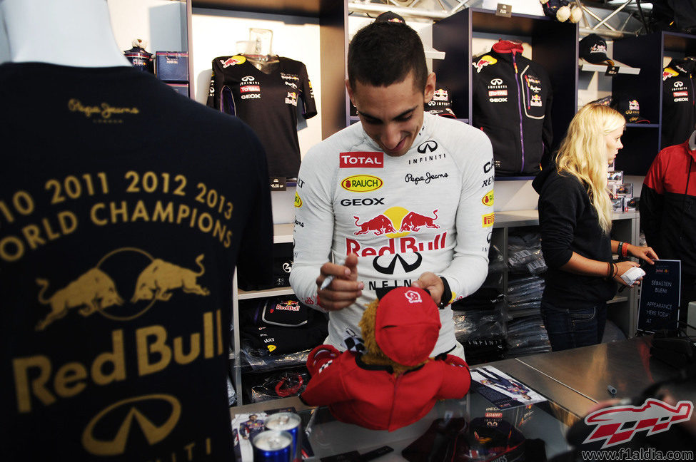 Sébastien Buemi dedicó tiempo a los fans