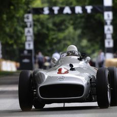 El Mercedes W196 avanza con Stirling Moss