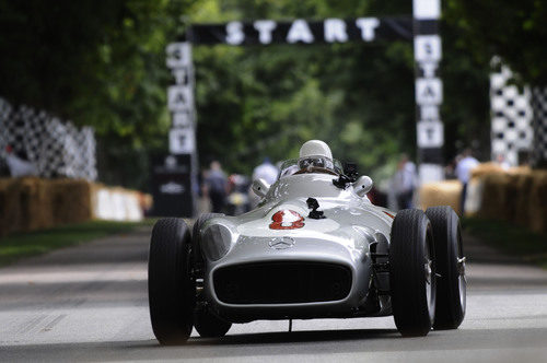 El Mercedes W196 avanza con Stirling Moss