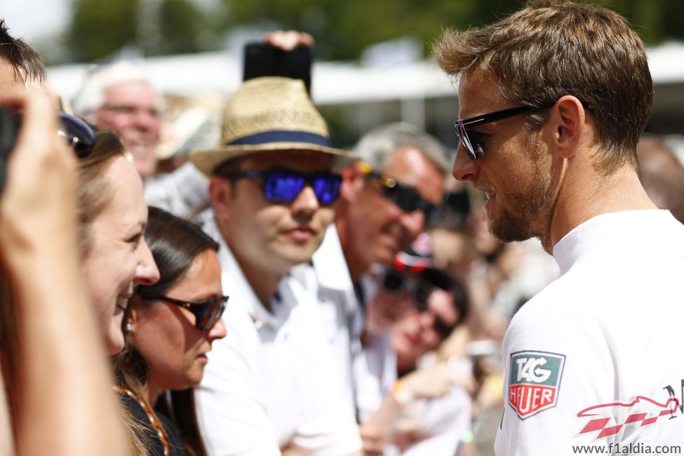 Hora de autógrafos para Jenson Button