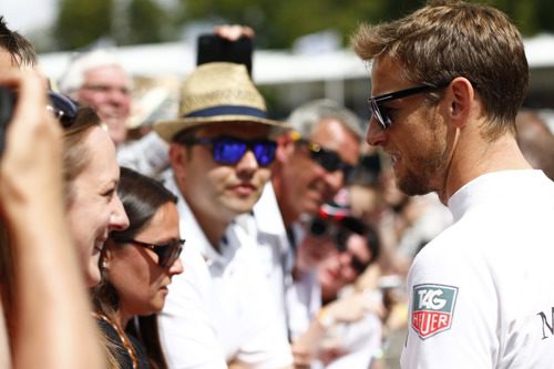 Hora de autógrafos para Jenson Button