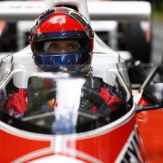 Emerson Fittipaldi no pierde detalle al volante