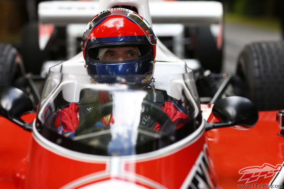 Emerson Fittipaldi no pierde detalle al volante