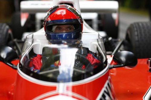 Emerson Fittipaldi no pierde detalle al volante