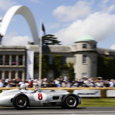 Stirling Moss, con el Mercedes W196 en la Goodwood House