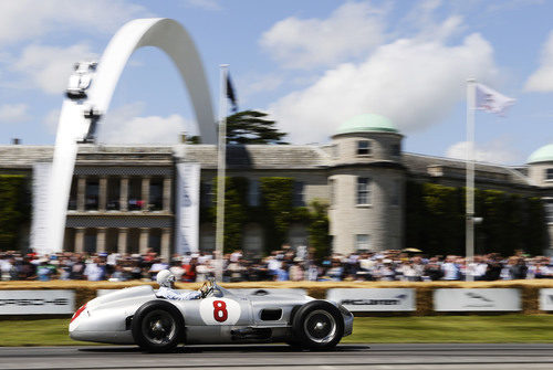 Stirling Moss, con el Mercedes W196 en la Goodwood House