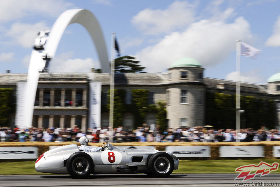 Stirling Moss, con el Mercedes W196 en la Goodwood House