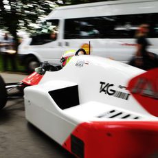 Oliver Turvey rueda con el McLaren de Niki Lauda