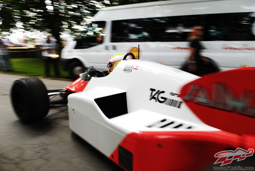 Oliver Turvey rueda con el McLaren de Niki Lauda