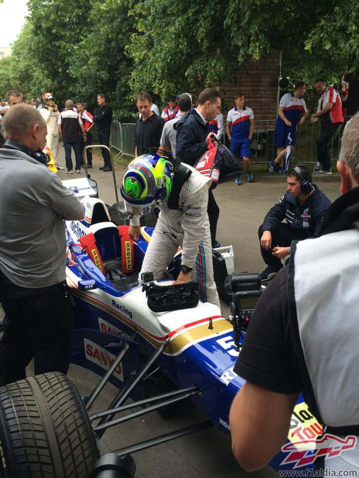 Felipe Massa se dispone a subir al Williams FW18