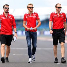 Max Chilton pasea con el equipo en Silverstone
