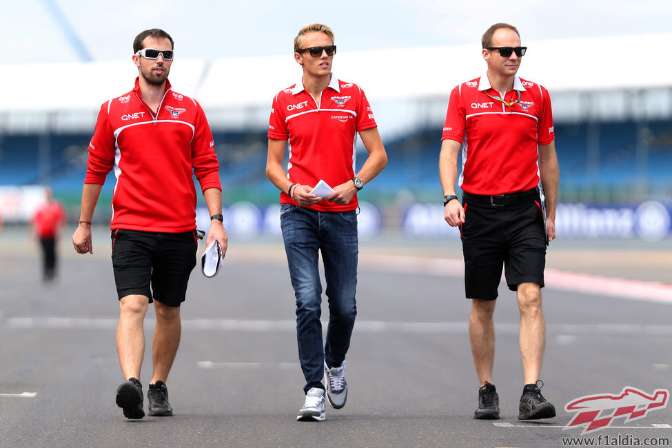 Max Chilton pasea con el equipo en Silverstone