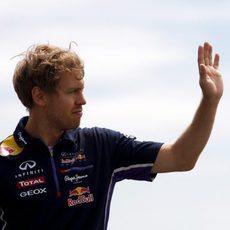 Sebatian Vettel saluda a los fans ingleses