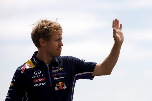 Sebatian Vettel saluda a los fans ingleses