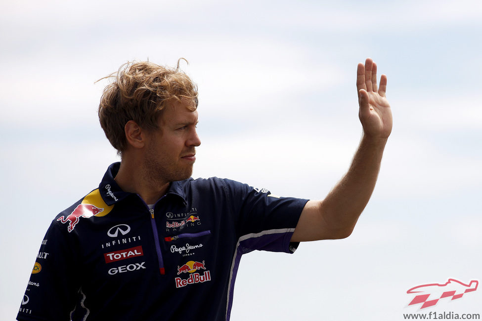 Sebatian Vettel saluda a los fans ingleses