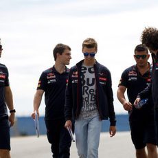 Daniil Kvyat pasea con algunos miembros de Toro Rosso