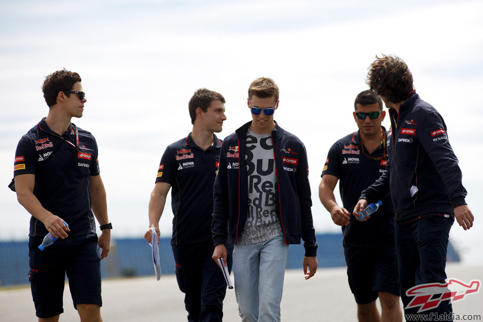 Daniil Kvyat pasea con algunos miembros de Toro Rosso