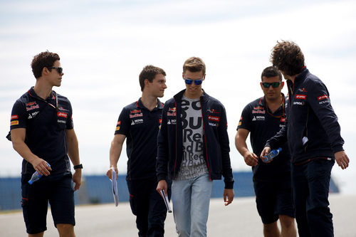 Daniil Kvyat pasea con algunos miembros de Toro Rosso