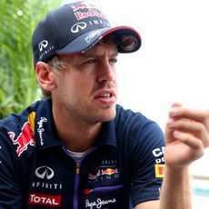 Sebastian Vettel habla con su equipo en Silverstone