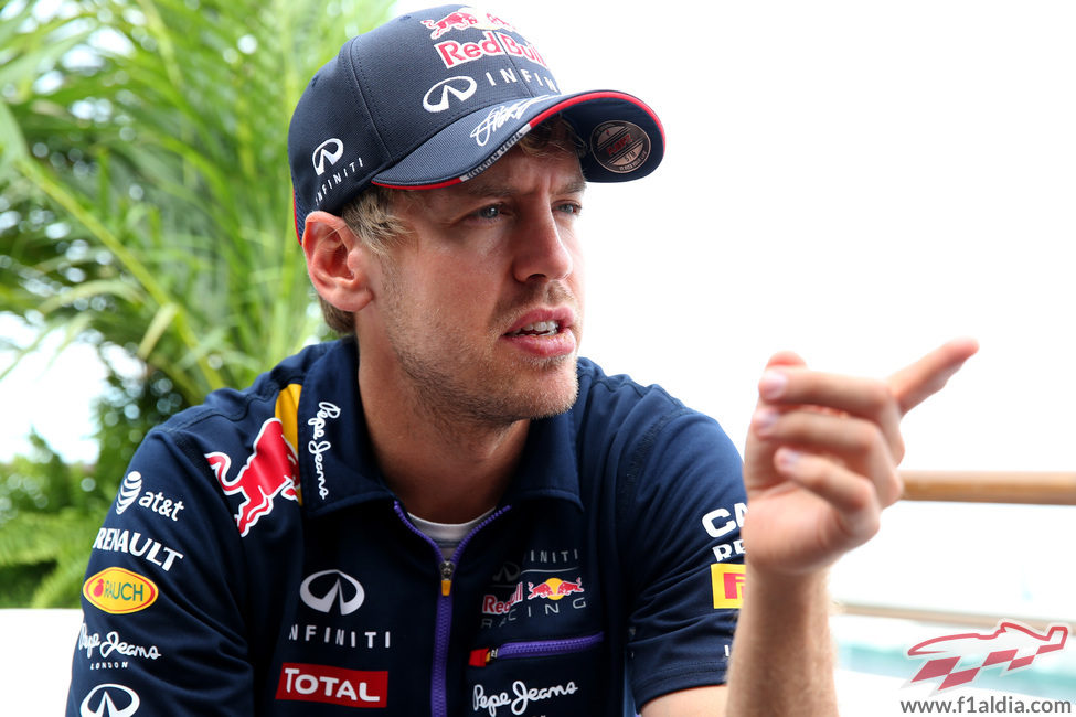 Sebastian Vettel habla con su equipo en Silverstone