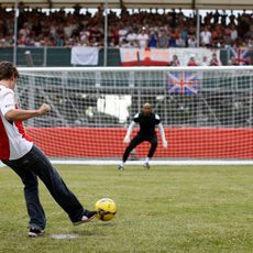 Fernando Alonso juega un poco a fútbol