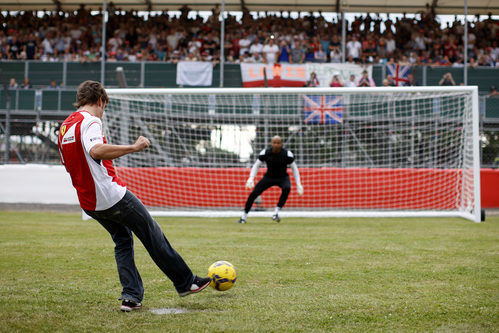 Fernando Alonso juega un poco a fútbol