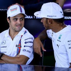 Felipe Massa y Lewis Hamilton charlan en rueda de prensa