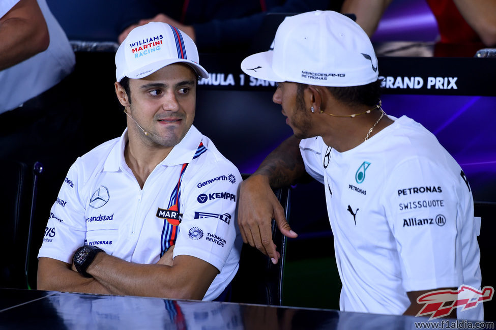 Felipe Massa y Lewis Hamilton charlan en rueda de prensa