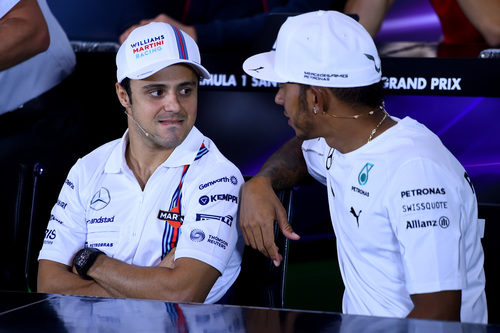 Felipe Massa y Lewis Hamilton charlan en rueda de prensa