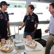 Vettel, Ricciardo y Christian Horner disfrutan de la tarta